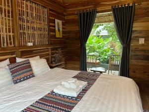 ein Schlafzimmer mit einem Bett mit Handtüchern darauf in der Unterkunft Peaceful refuge homestay in Ninh Bình