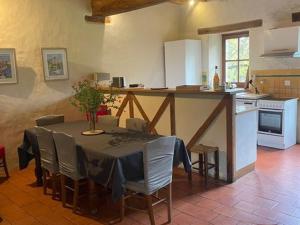 Η κουζίνα ή μικρή κουζίνα στο Spacieuse maison au bord de la rivière, proche du Mans, avec équipements modernes, idéale pour familles - FR-1-410-440