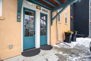 布埃纳维斯塔Hacienda Chiquita! Centrally Located Private Basement的建筑物一侧的蓝色门