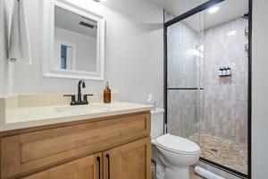 布埃纳维斯塔Hacienda Chiquita! Centrally Located Private Basement的浴室里有马桶、洗手池和淋浴。