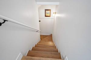 布埃纳维斯塔Hacienda Chiquita! Centrally Located Private Basement的铺有木地板的白色墙壁楼梯 更多20张照片