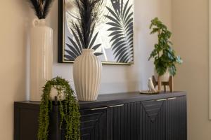 um armário preto com dois vasos e plantas em Executive 5BR-4BATH Detached Bramp/Miss Border em Brampton