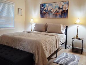 En eller flere senge i et værelse på Toria Suites Condo 924