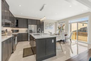 uma cozinha com uma grande ilha no meio em Executive 5BR-4BATH Detached Bramp/Miss Border em Brampton