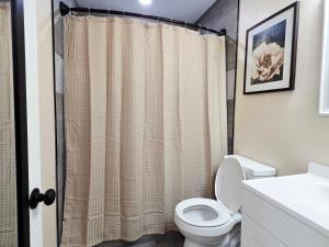 Et badeværelse på Toria Suites Condo 924 + 12 billeder