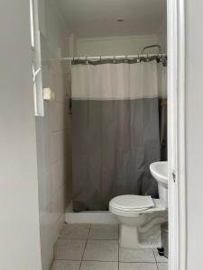 Et badeværelse på Departamento Amoblado Ekeka House + 3 billeder