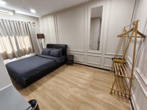 Ayu Blue Lagoon PD by GPH في Gua Sai: غرفة نوم فيها سرير و سلم +29 صورة