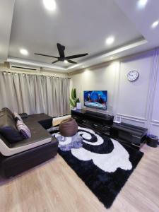 Ayu Blue Lagoon PD by GPH في Gua Sai: غرفة معيشة مع أريكة وتلفزيون بشاشة مسطحة