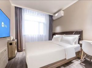 TV a/nebo společenská místnost v ubytování Hanting Hotel Nanjing Beijing East Road Jiuhuashan Subway Station