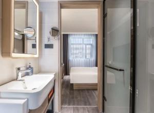 Koupelna v ubytování Hanting Hotel Nanjing Beijing East Road Jiuhuashan Subway Station + 15 fotografií