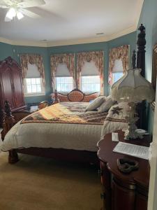 斯普林菲尔德Exquisite Victorian的一间卧室配有一张带桌子和窗户的床。