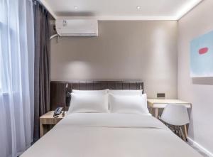 Postel nebo postele na pokoji v ubytování Hanting Hotel Nanjing Beijing East Road Jiuhuashan Subway Station
