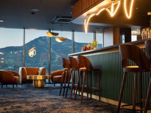 Cảnh núi rừng hoặc tầm nhìn ra núi từ khách sạn