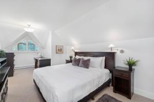 Ένα ή περισσότερα κρεβάτια σε δωμάτιο στο 3BR in Gleneagle, Soaker Tub with Skylight, Wood Burning Fireplace, Spacious Layout