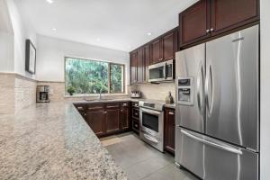 Η κουζίνα ή μικρή κουζίνα στο 3BR in Gleneagle, Soaker Tub with Skylight, Wood Burning Fireplace, Spacious Layout