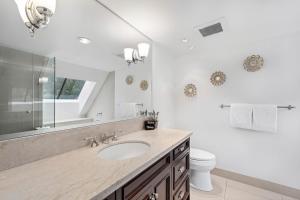 Ένα μπάνιο στο 3BR in Gleneagle, Soaker Tub with Skylight, Wood Burning Fireplace, Spacious Layout +32 φωτογραφίες