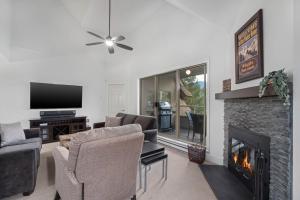 Μια τηλεόραση ή/και κέντρο ψυχαγωγίας στο 3BR in Gleneagle, Soaker Tub with Skylight, Wood Burning Fireplace, Spacious Layout