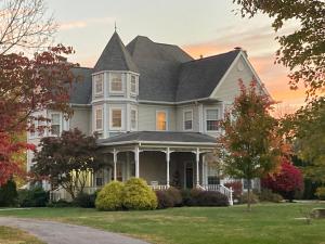 斯普林菲尔德Exquisite Victorian的一座带塔楼的大型白色房屋