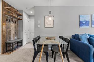 Et opholdsområde på 2BR in Deer Lodge, Epic Location, Private Covered Patio, Free Parking