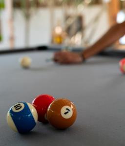 Una mesa de billar en U Story Resort 278 fotos más