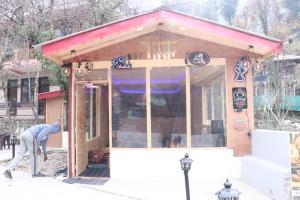 Το κτήριο όπου στεγάζεται  ο ξενώνας