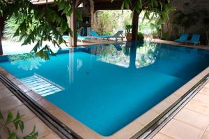 a swimming pool with blue water in a resort at Cottage du Manoir de Trégaray in Sixt-sur-Aff