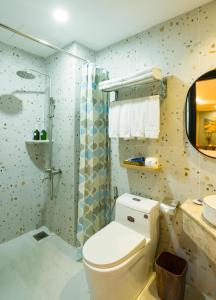 Koupelna v ubytování Sunrise Central Hotel + 84 fotografií