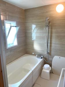 オレンジコーポ 202号室 في Arao: حمام مع حوض استحمام أبيض ومرحاض +11 صورة