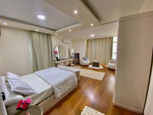 Banī Ghālibにある2Br Stanley Sea Viewの大きなベッドと鏡のある寝室