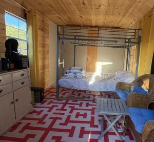 En eller flere senge i et værelse på White Mountains New Hampshire Deer Bear Retreat
