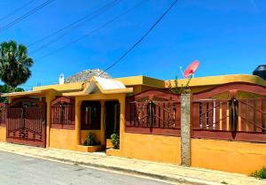 een gebouw aan de kant van een straat bij Tu Casa En Pedernales in Pedernales