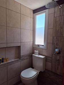 een badkamer met een toilet en een raam bij Cabañas Los Cardones Tilcara in Tilcara