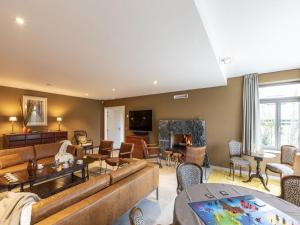 ein Wohnzimmer mit Sofa und Kamin in der Unterkunft Charming Rural Retreat in Bourseigne-Neuve