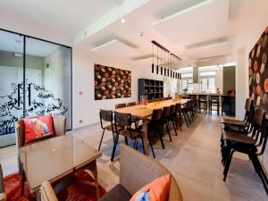 ein Esszimmer mit einem langen Tisch und Stühlen in der Unterkunft Charming Rural Retreat in Bourseigne-Neuve