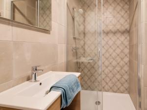 ein Badezimmer mit Waschbecken und Dusche in der Unterkunft Charming Rural Retreat in Bourseigne-Neuve + 32 Fotos