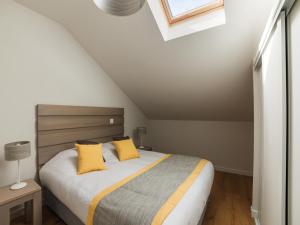 En eller flere senge i et værelse på Studio in Biscarrosse near Sandy Beach