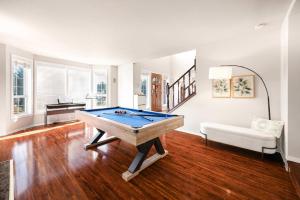 O masă de biliard de la Stylish 4BR retreat with pool & year-round hot tub