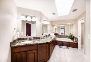 Imagine din galeria proprietății Stylish 4BR retreat with pool & year-round hot tub în Summit