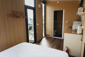 1 dormitorio con cama blanca y cocina con vistas. en Ninekm Forest Wilderness X by Tiny Away, en Wufeng