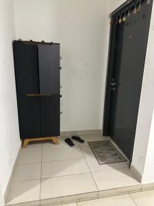 シャー・アラムにあるVinThris HomeStayのドア付きの部屋の黒いキャビネット