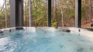 Πισίνα στο ή κοντά στο Forget-Me-Not by AvantStay Bold Lakefront Escape