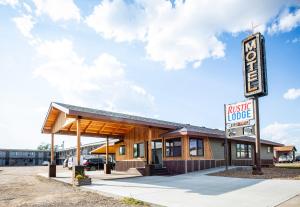 a building with a sign for a motel at Rustic Lodge in Glasgow
