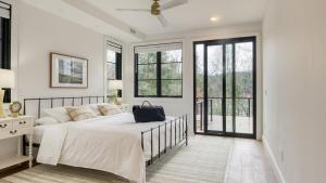 Ένα ή περισσότερα κρεβάτια σε δωμάτιο στο Forget-Me-Not by AvantStay Bold Lakefront Escape +45 φωτογραφίες