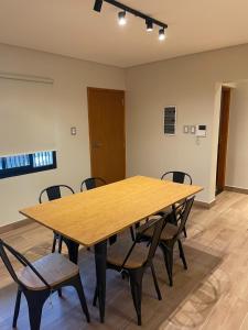 una sala de conferencias con una mesa y sillas de madera en Rent House, en El Rodeo