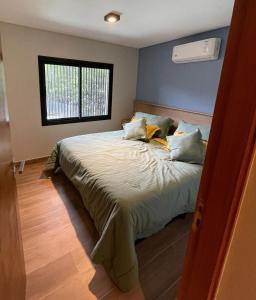 Un dormitorio con una cama con almohadas y una ventana. en Rent House, en El Rodeo 16 fotos más