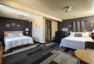 Rúm í herbergi á Rustic Lodge