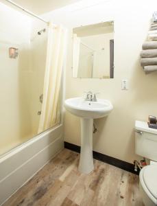 Baðherbergi á Rustic Lodge +33 myndir