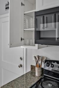 Kuchyň nebo kuchyňský kout v ubytování 1st Floor 2BD Near Duke & Downtown