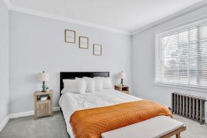 Postel nebo postele na pokoji v ubytování 1st Floor 2BD Near Duke & Downtown