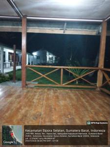 Fotografie z fotogalerie ubytování Losmen katiet beach front, lances right surf camp peter Homestay v destinaci Katiet